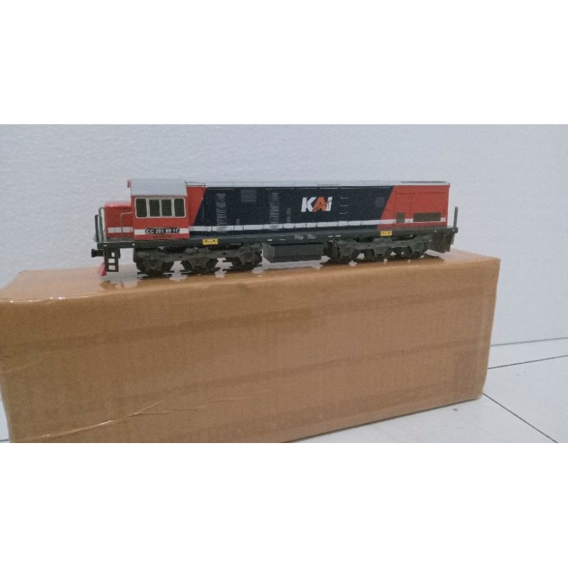 papercraft miniatur lokomotif cc201 merah biru