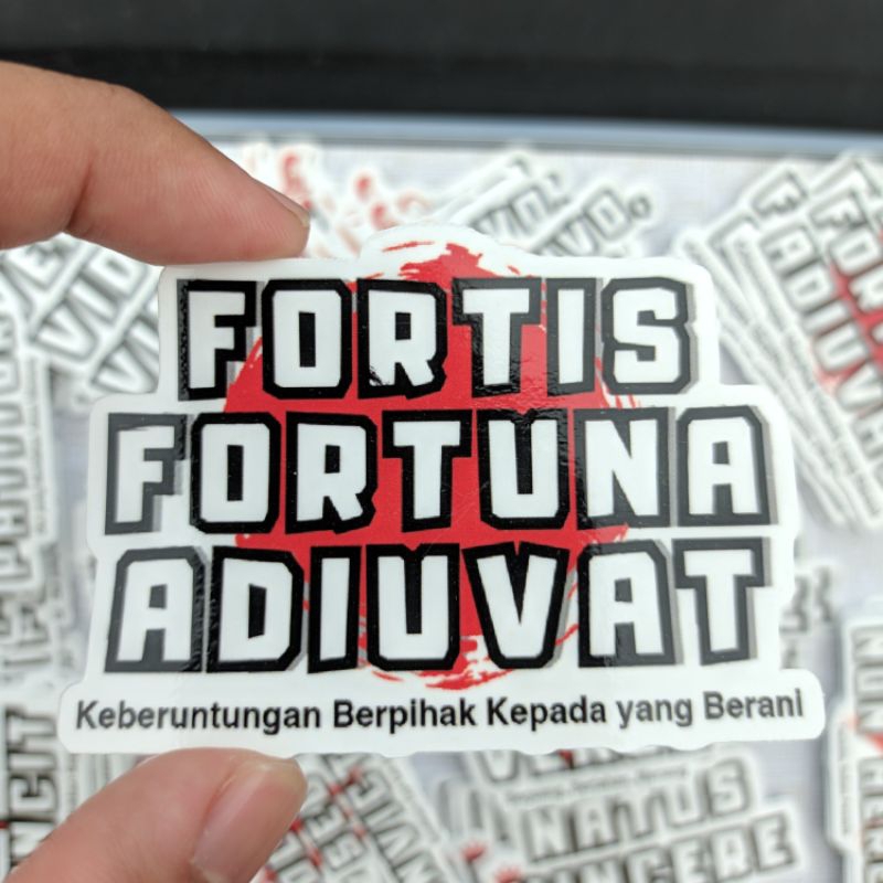 

Sticker Fortis Fortuna Adiuvat Sticker Laptop Bahan Vinyl Anti Air Sticker Bahasa Latin
