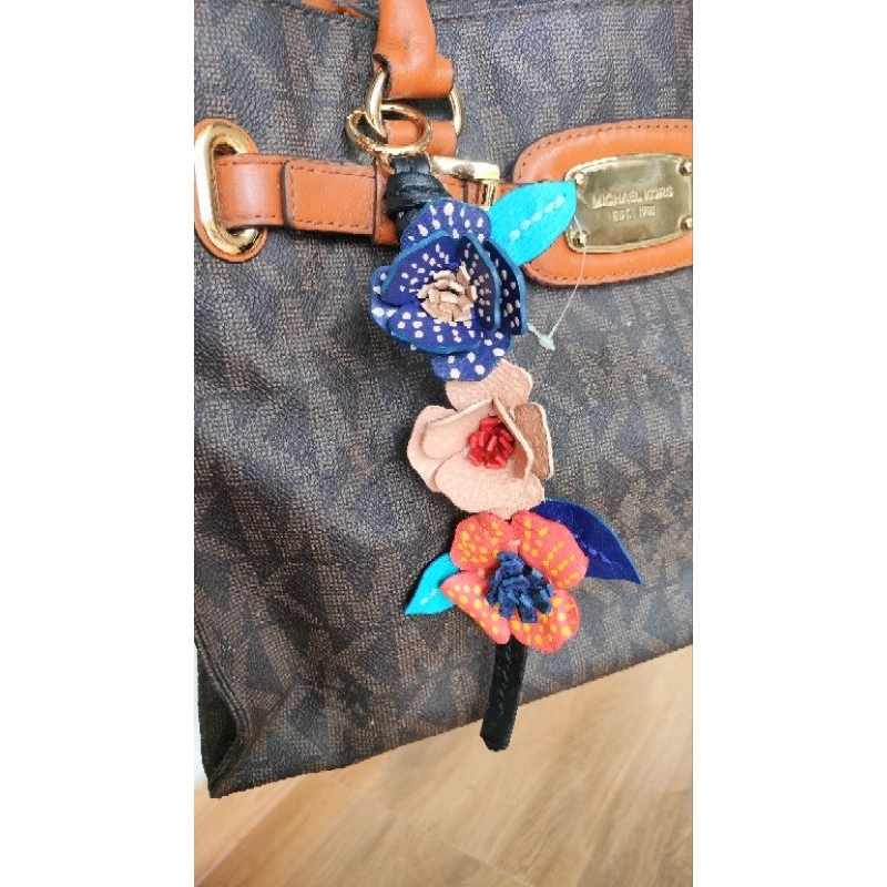 Bagcharm ks dottie bloom flowers