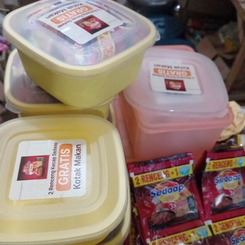 

Kecap Sedaap Manis 20gram 2rencengan isi 24 pis gratis box makan