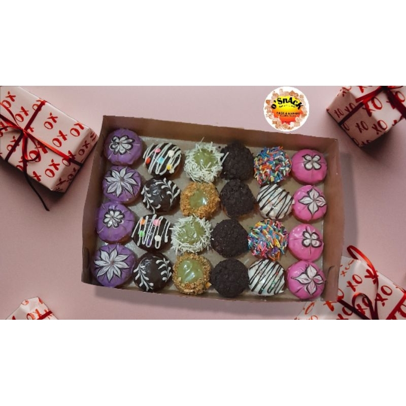 

Baby Donat Premium 1 box isi 24 Pcs Donat Kecil | Donat Baby 1 dus isi 24 Pcs Donat Kecil Dengan Aneka Toping