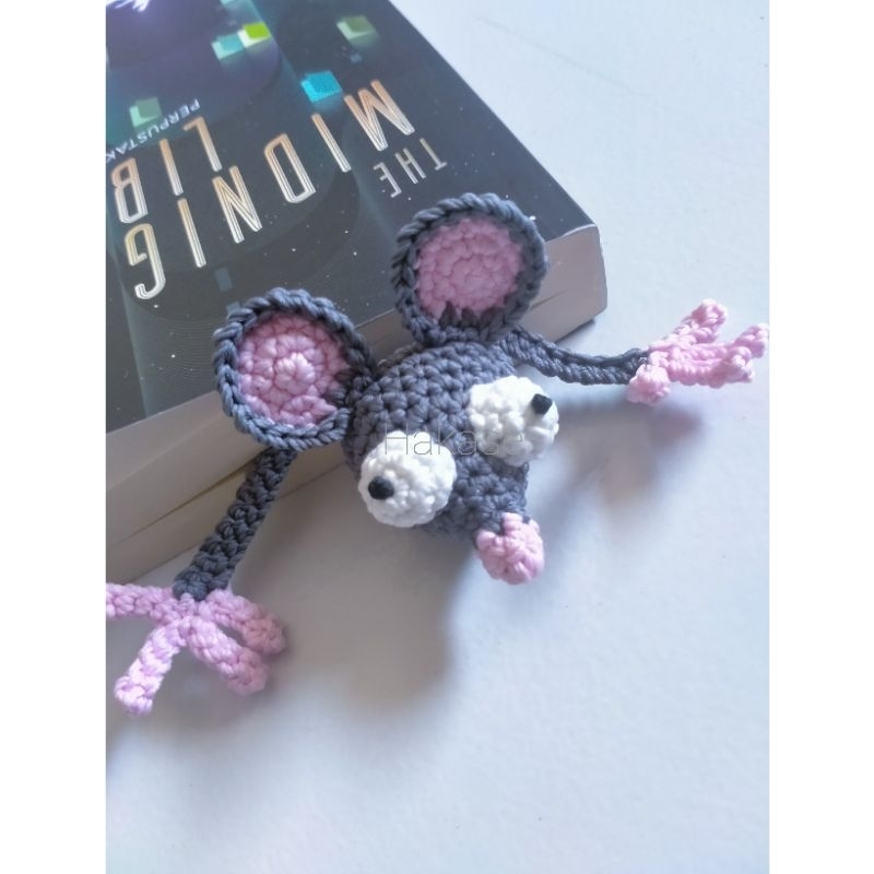 

Squished Rat Crochet Bookmark || Pembatas Buku Rajut Tikus Kejepit