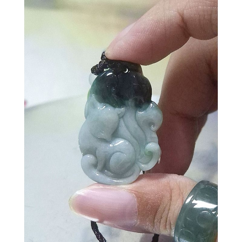 y1056 Liontin Giok Jadeite Ukiran Rubah Berekor 9 Bersertifikat Grade A