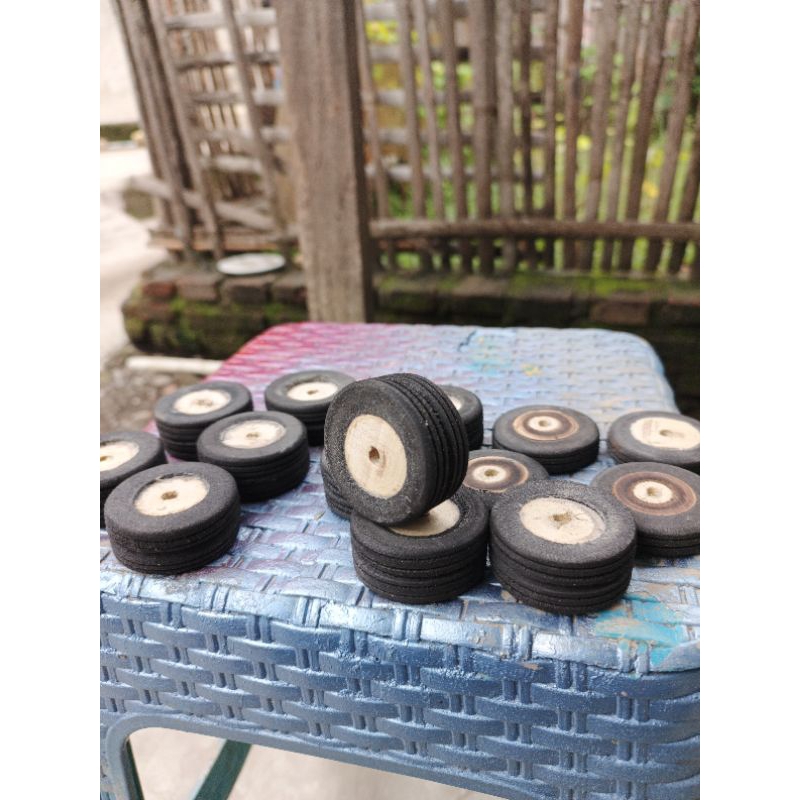 ban miniatur truk oleng skala 16