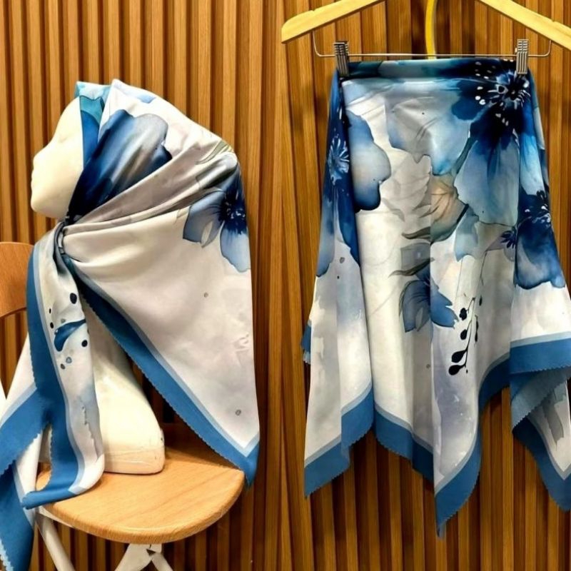 KERUDUNG SEGI EMPAT VOAL SUBLIME MOTIF BUNGA BIRU TOSCA TERBARU