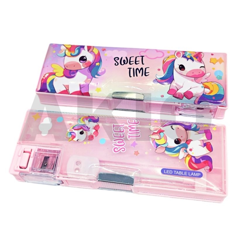 

Tempat Pensil Anak Karakter UNICORN PONY PEGASUS 2 Sisi Magnet + Lampu Rautan MA3070