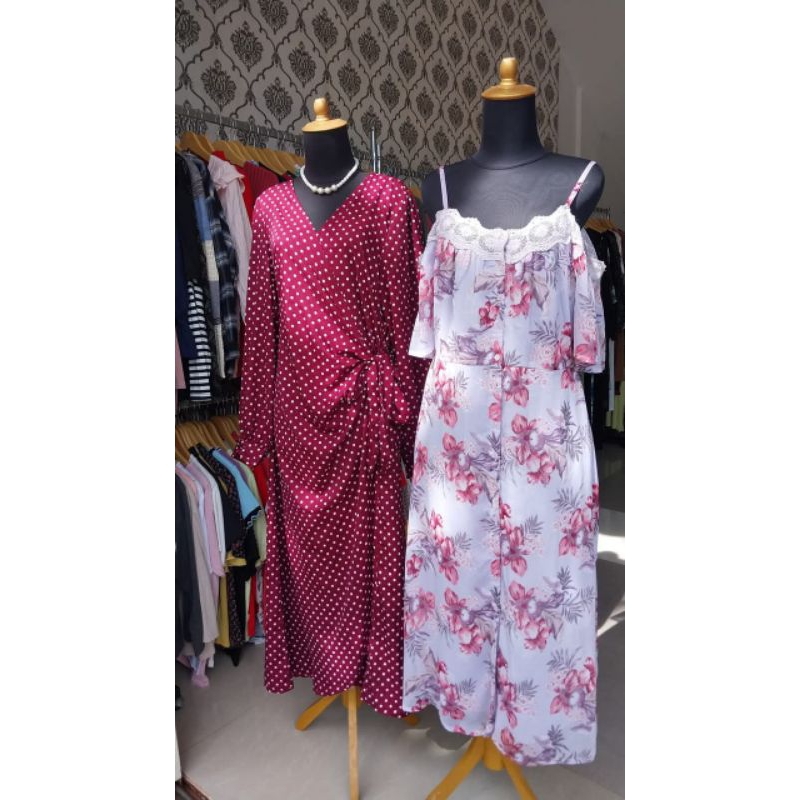 Gaun Polkadot Merah dan Putih Bunga