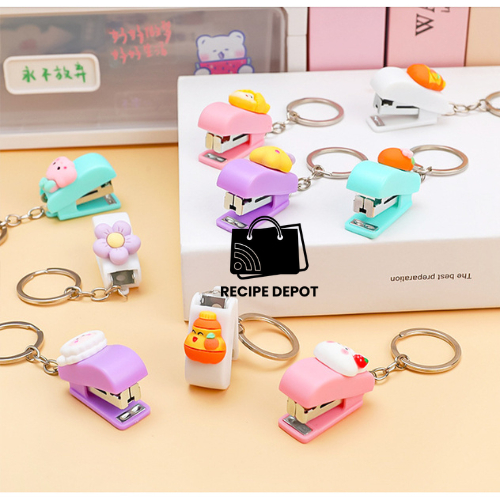 

Setreples Staples Mini Keychain Gantungan Kunci Karakter Lucu Aksesoris Alat Sekolah Clip Klip Kertas Buku