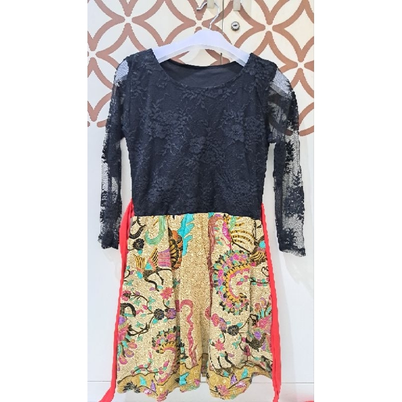 Preloved Dress Kombinasi Brokat Hitam dan Batik