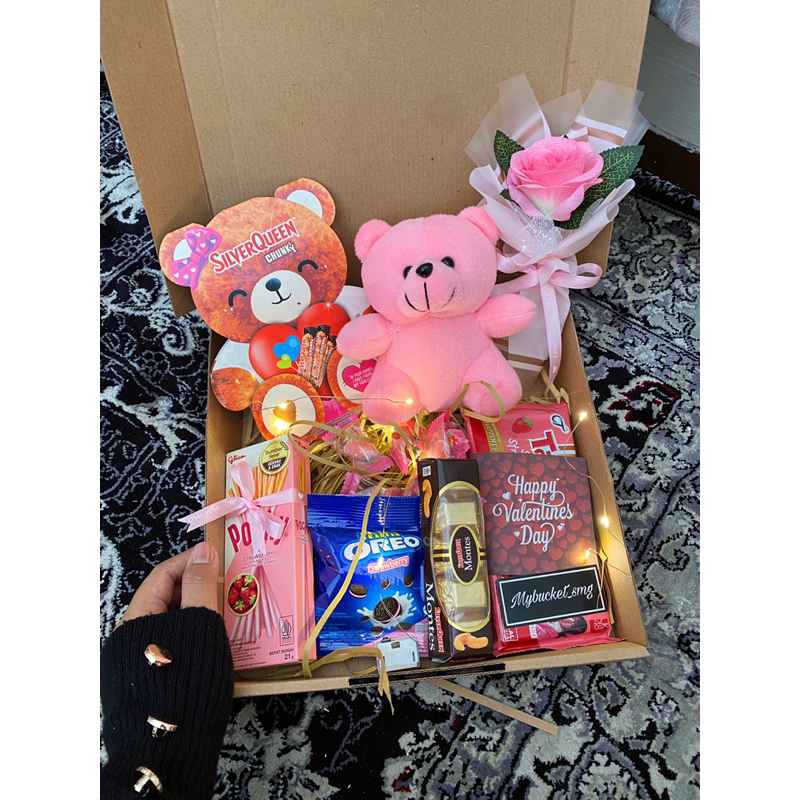 

valentine / gift valentine / valentine untuk cewek / valentine gift box / hampers valentine / hampers valentine murah / box valentine / coklat valentine / kado valentine / kado ultah / kado ulang tahun / pink / coklat beruang