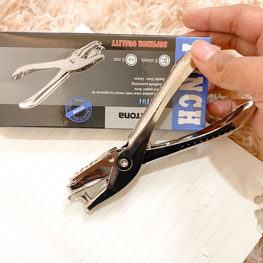 

Pembolong Kertas Satuan / Single One Hole Puncher ETONA Ukuran 6 mm ORIGINAL 100% Harga Grosir Ready COD ATK Alat Tulis Kantor Anak Dewasa