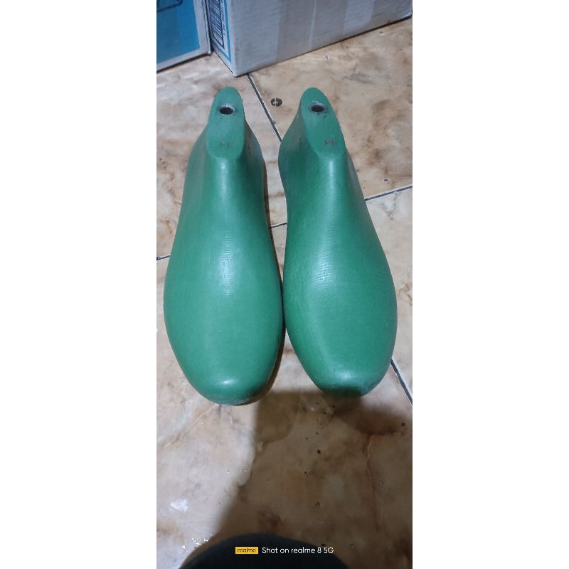 laste sepatu /sholast running / shoelast futsal