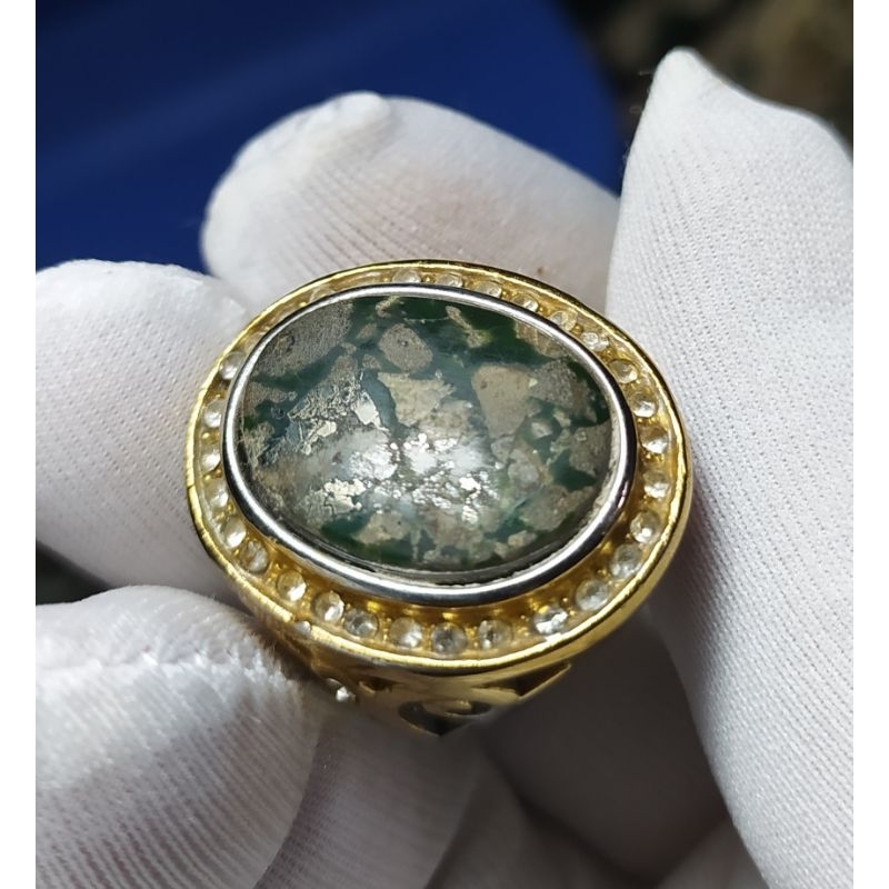 Pirus Persia serat Emas