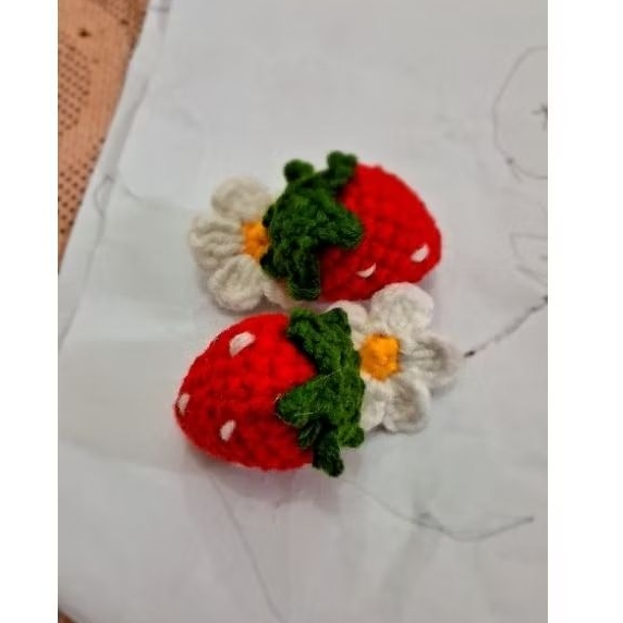 Jepitan Rambut Rajut Strawberry Daisy