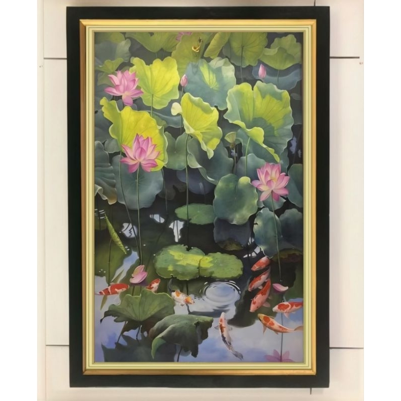 Hiasan dinding lukisan cetak Bunga teratai dan ikan koi plus bingkai ukuran 65cmx45cm