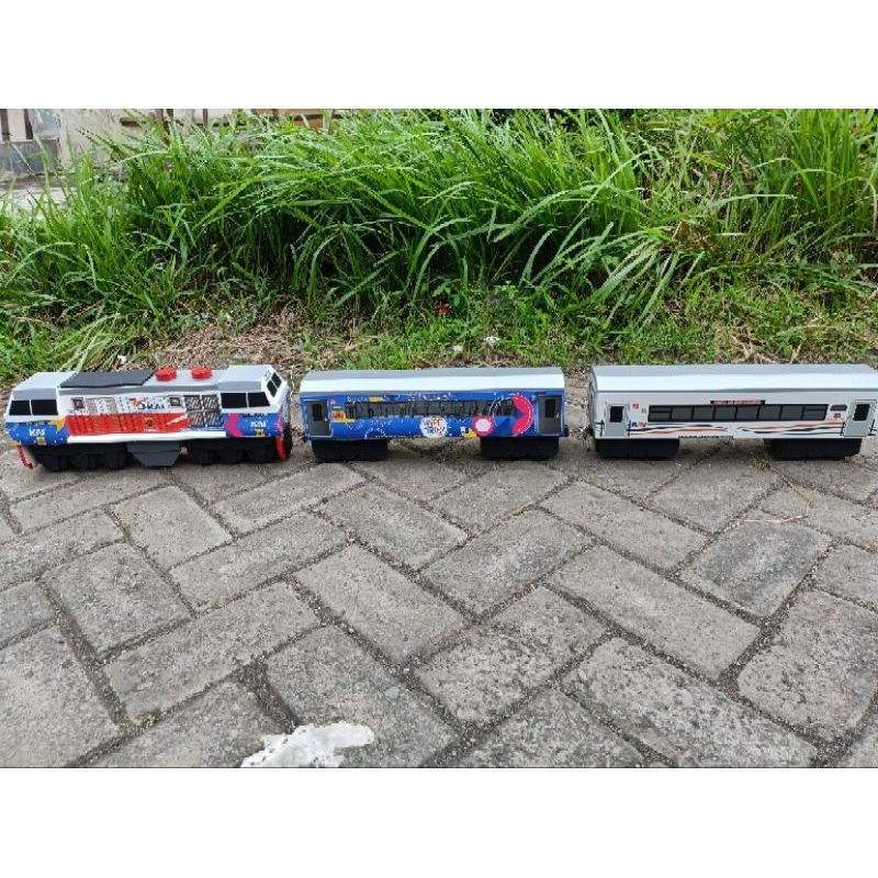Lokomotif CC206 versi hype tripe +2gerbong- Miniatur Kereta Api Kayu