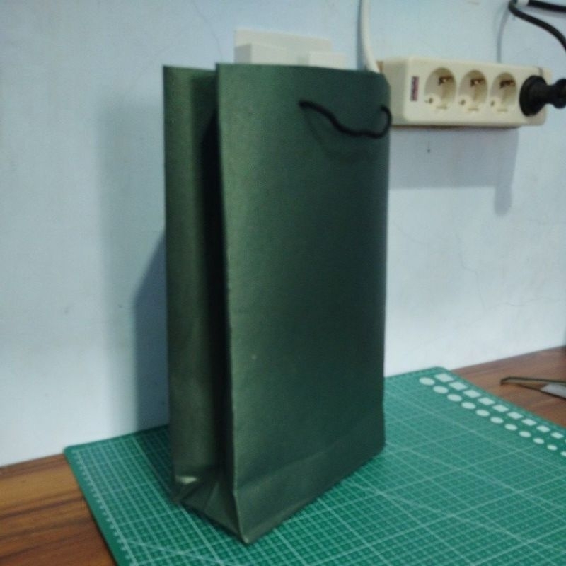 

Paperbag bahan kertas jasmine tebal