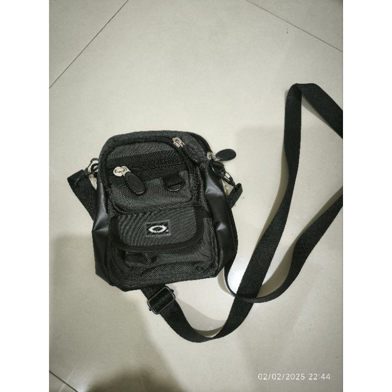 (preloved) Sling bag mini Oakley