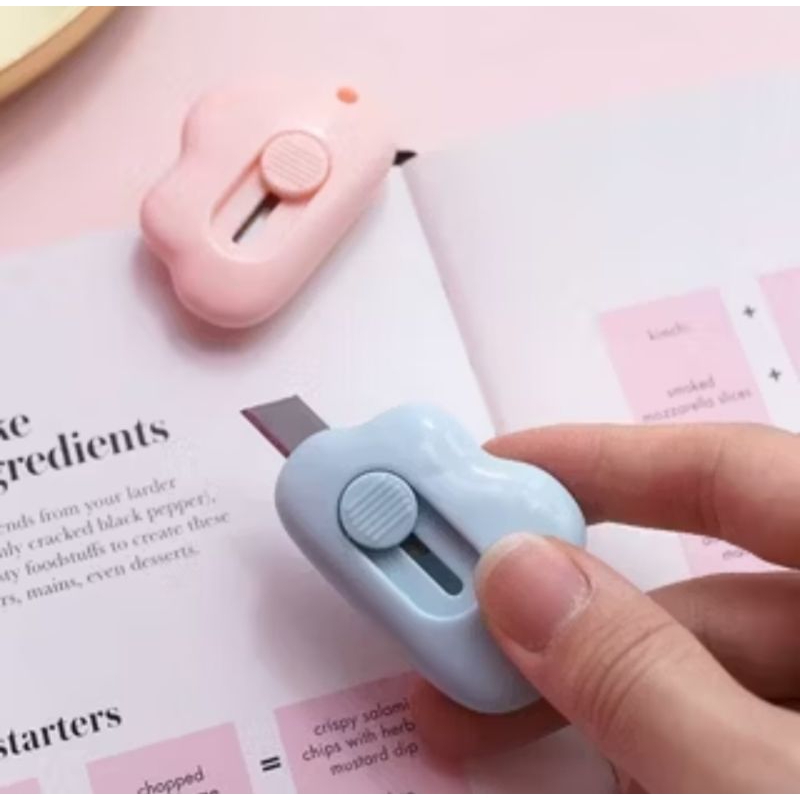 

Pisau Cutter Mini Pembuka Paket