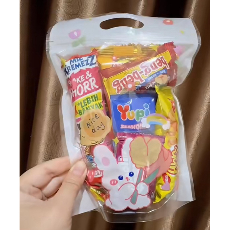 

Gift snack valentine / gift snack ultah / hampers snack ultah / bingkisan ultah /snack bag / gift snack murah untuk berbagai acara