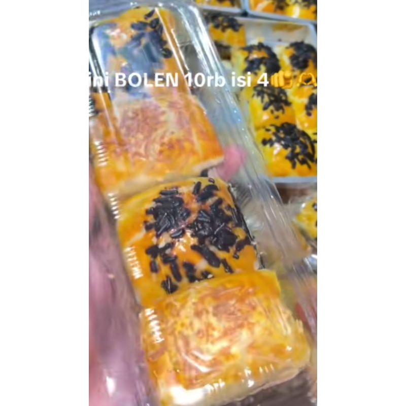 

roti bolen isi 10 pisang, coklat, mix keju