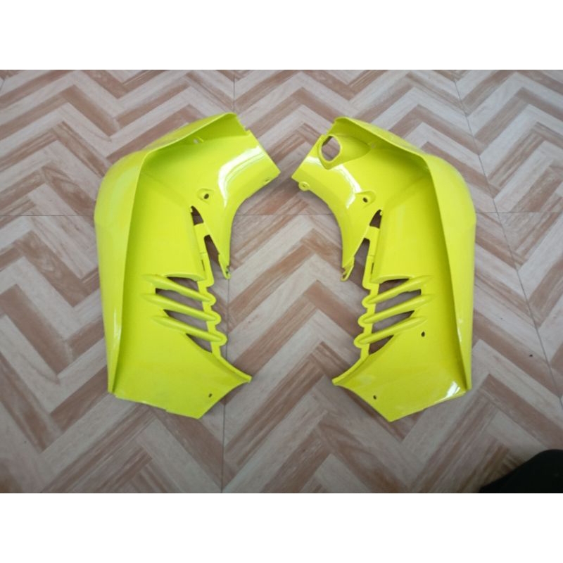 COVER SAYAP DEPAN SUJUKI SHOGUN SP 125 KUNING ORI SECOND
