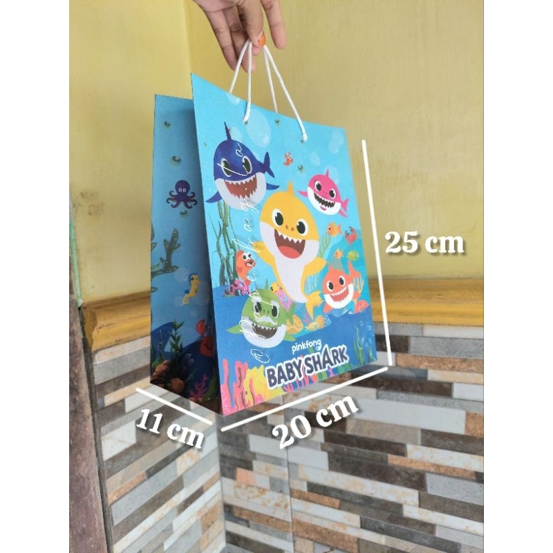 

Paperbag Baby Shark / Tas Hampers Karakter Ultah Baby Shark Full Warna