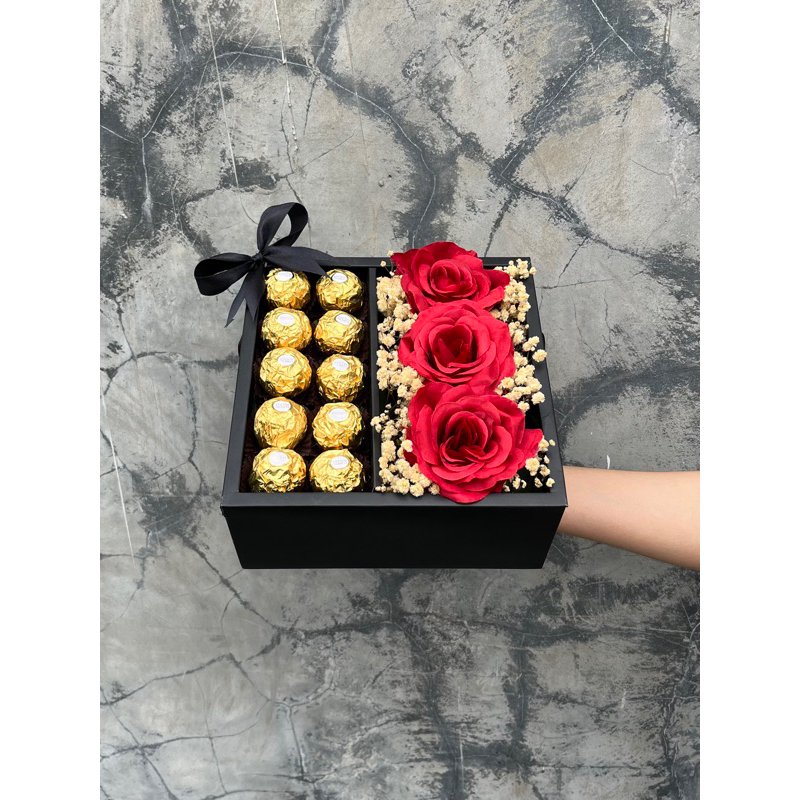 

Bloom Box Coklat Fererro Pakai Mawar Palsu Premium