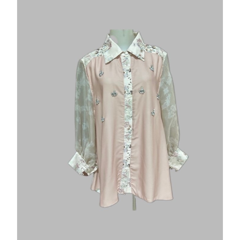 Preloved wearing klamby Cassia shirt