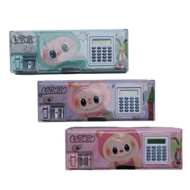 

Pencil Case Kalkulator Magnet Kartun Anak Lucu / Tempat Pensil Calculator/ Tempat Pensil Labubu Calculator