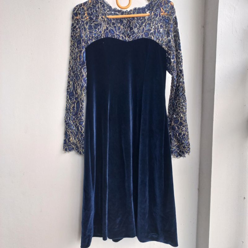 Gaun biru dongker dengan Motif kebaya