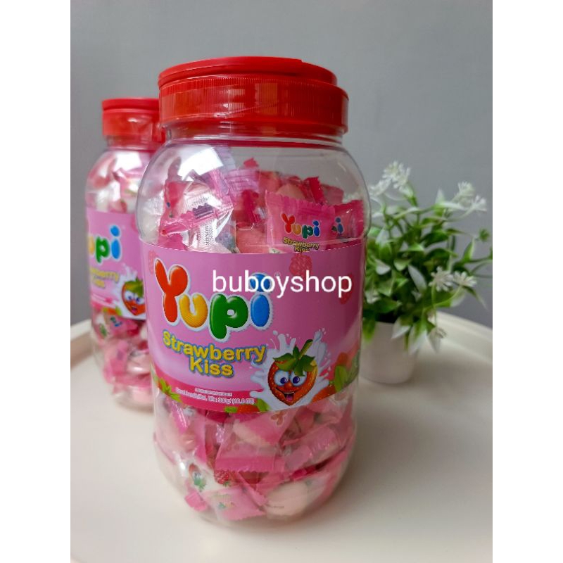 

YUPI Permen Strawberry Kiss Toples