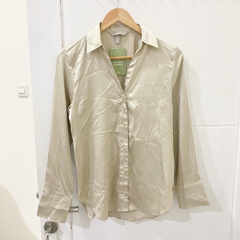 kemeja satin silk h&m beige||preloved