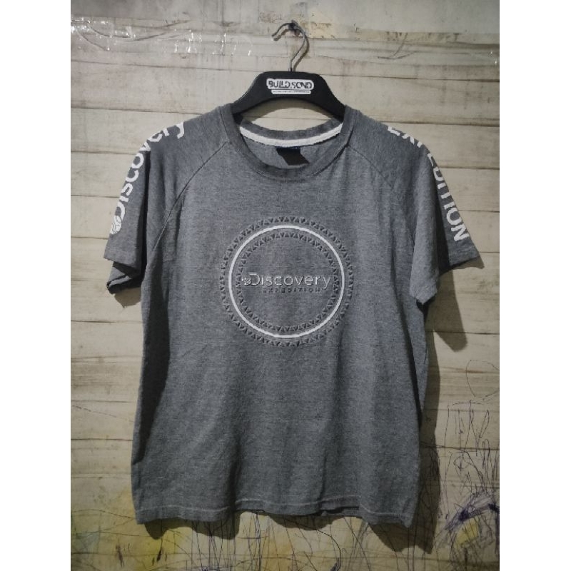 Discovery Expedition Embosh Logo Grey Original Kaos Katun Size M