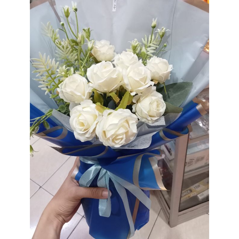 Buket bunga mawar putih