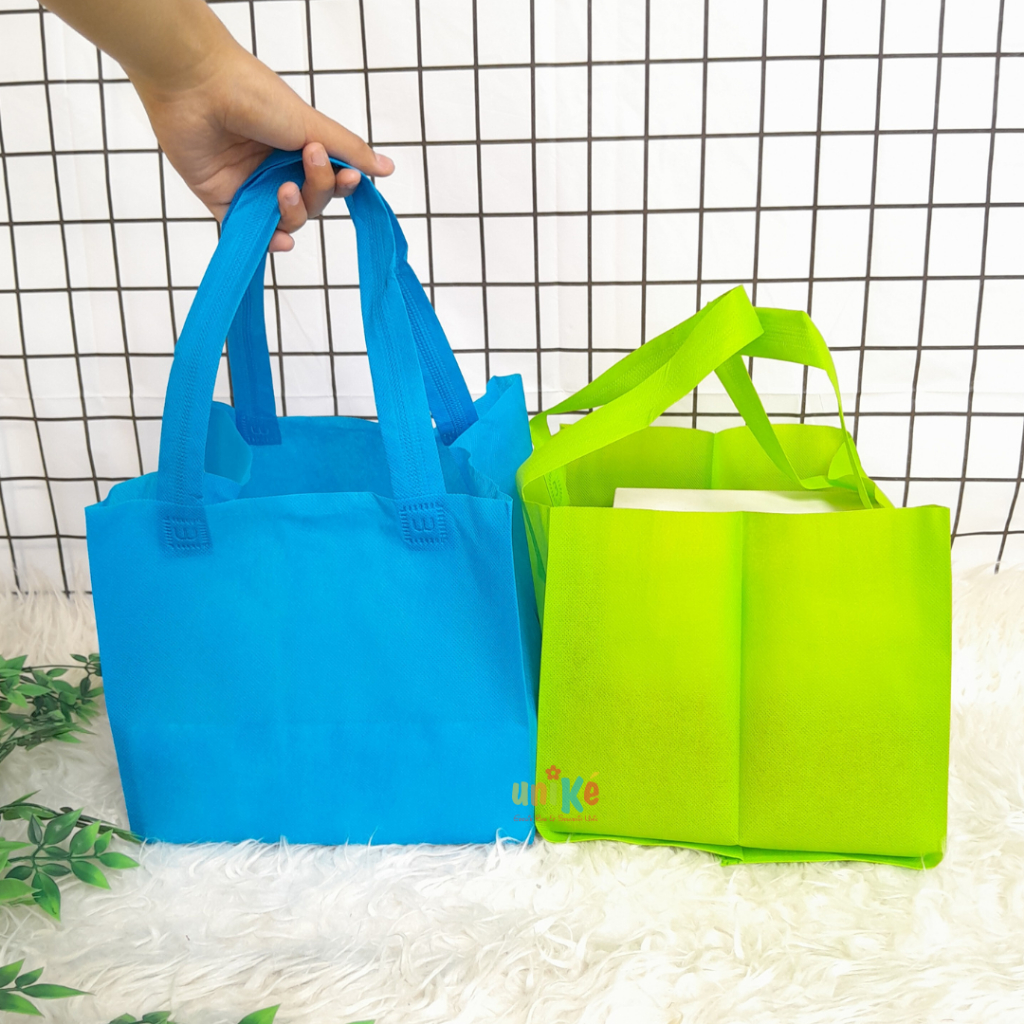 

Box HLS D22 Tas Spunbond Bag Tas Hajatan Tas Nasi Kotak 22x22 Goodie Bag Tas Berkat Hampers