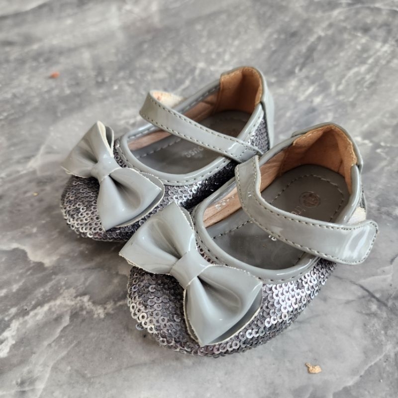 preloved sepatu bayi treehouse ORIGINAL sepatu bayi perempuan sepatu pesta silver bayi baby shoes OR