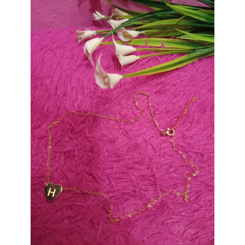 kalung emas dengan liontin love