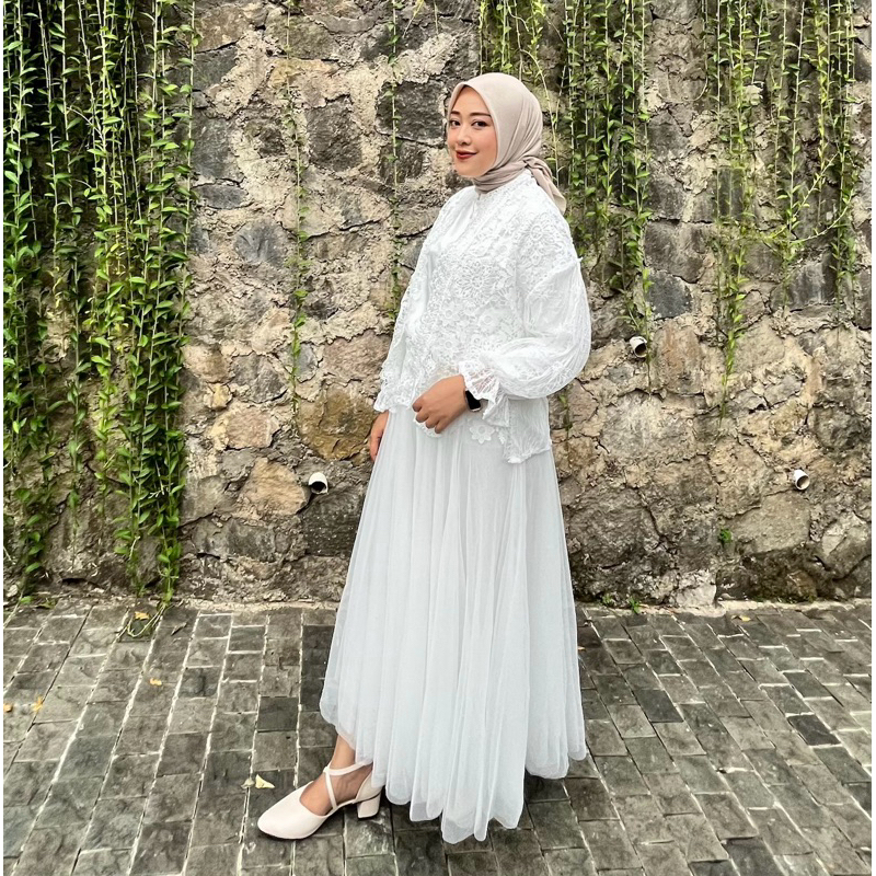 Sewa Epslooks.id / Sewa Kina Atelier /Sewa Luxxe Studio / Sewa Kebaya wisuda / Sewa Dress