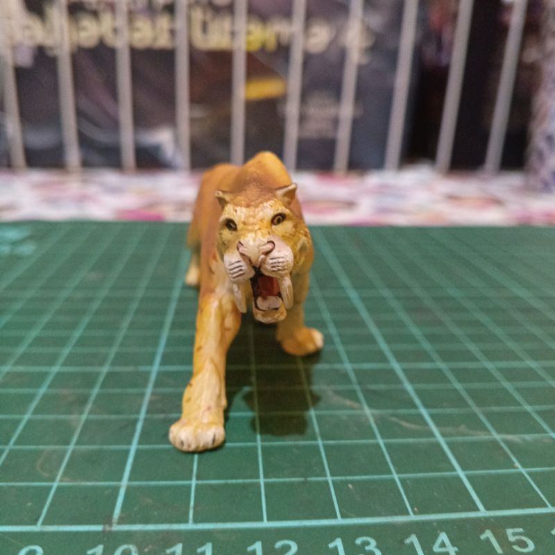 figure hewan saber tooth tomy