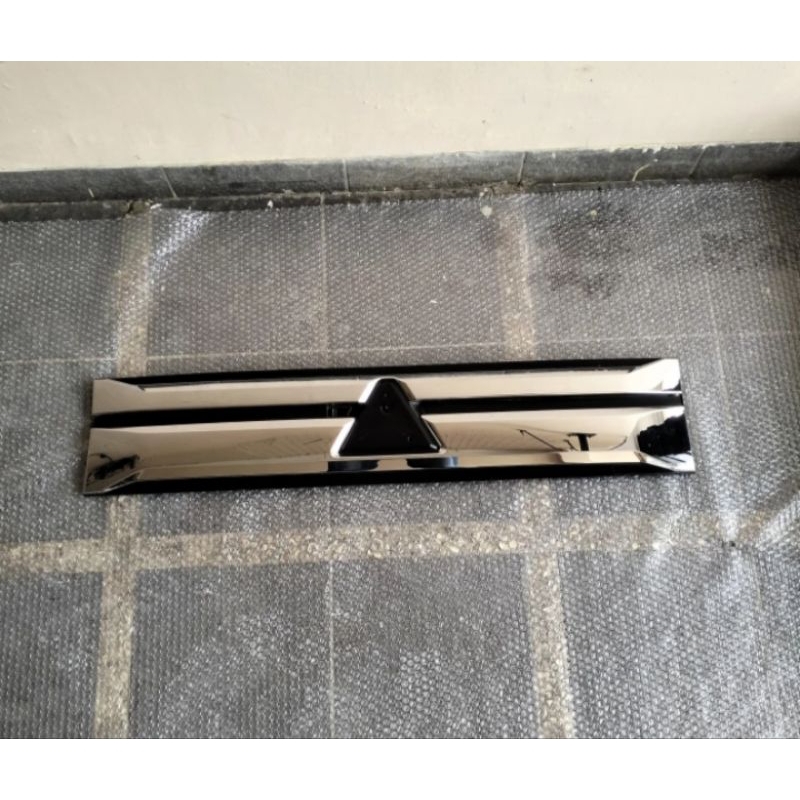grill Depan Mitsubishi L300 original