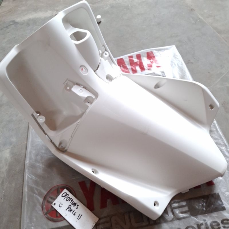 Legshield 2 cover dek kunci tengah Mio soul putih | 14D-F8312-00-20