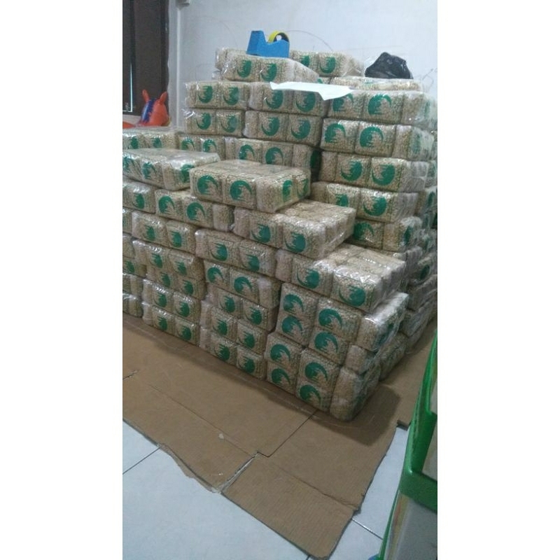 

STOK TERBARU Paket 1 bal (10pak)kacang tanah kupas mentah asli tuban