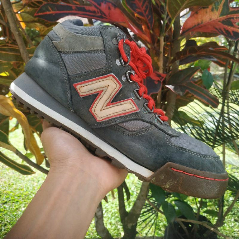 Sepatu New Balance 710