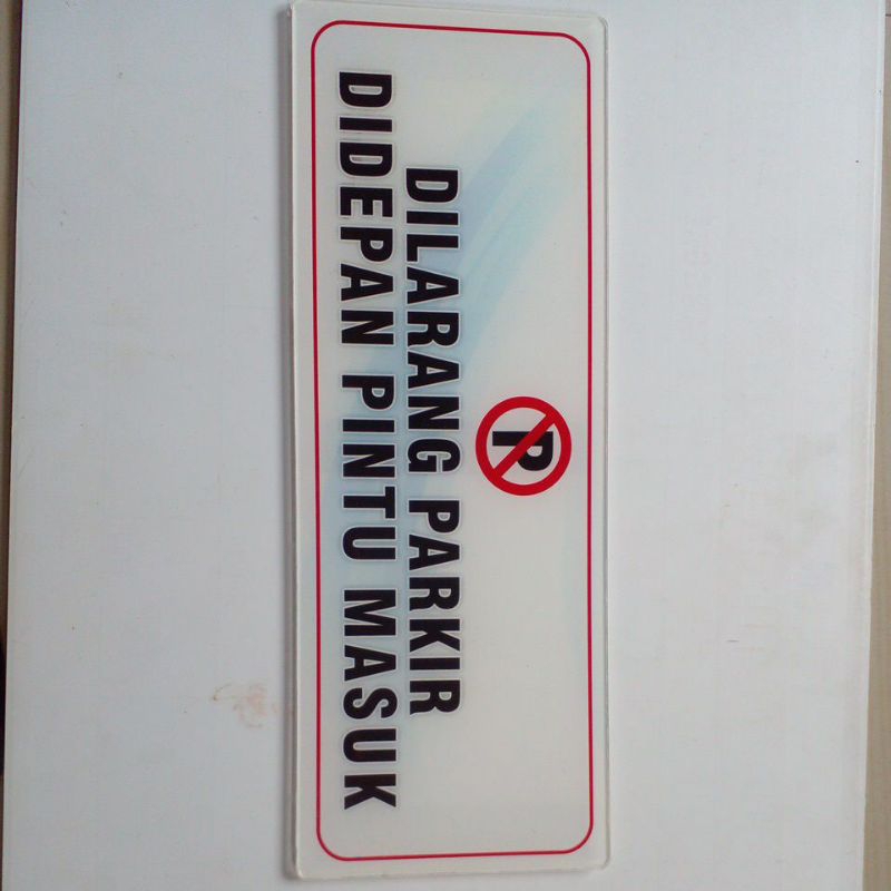 Akrilik dilarang parkir di depan pintu masuk