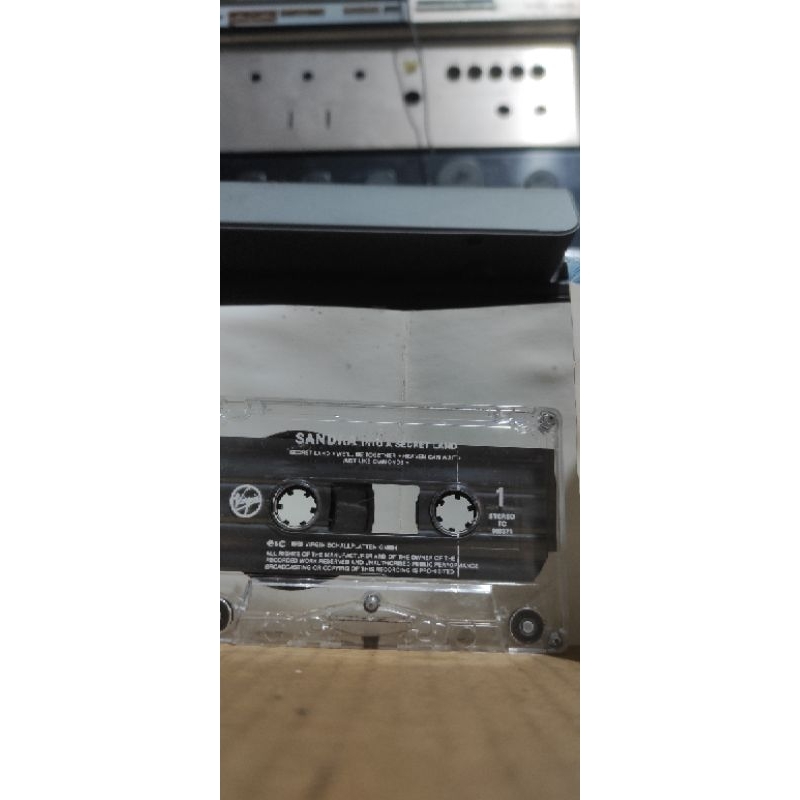 kaset pita Sandra into A secret Land