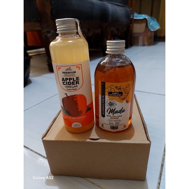 

PAKET DIET SEHAT CUKA APEL 250 ML PLUS MADU MULTIFLORA RAW HONEY 350 ML