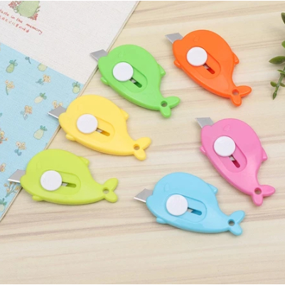 

PISAU CUTTER MINI DOLPHIN PORTABLE / CUTTER PEMOTONG SERBAGUNA