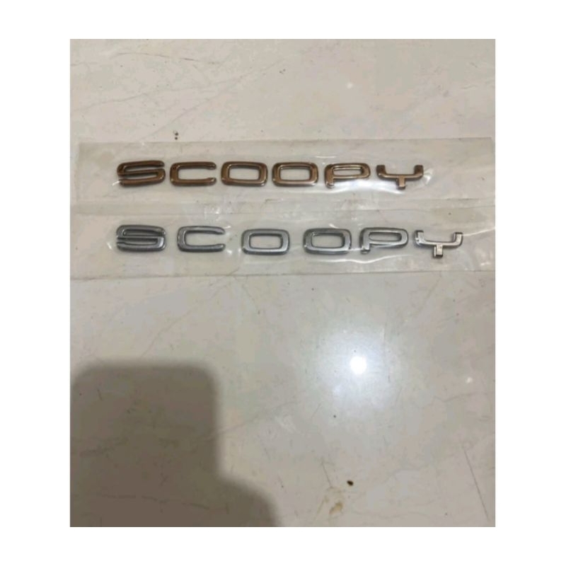 EMBLEM MOTOR SCOOPY GOLD DAN CHROME THN 2019 -- 2024 ( ORIGINAL )