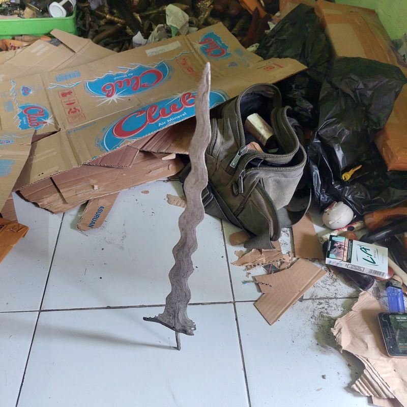 keris sengkelat berdiri peksi